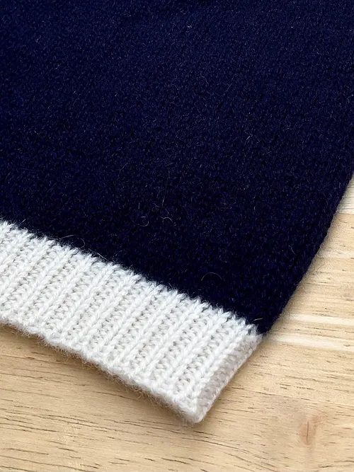 Bonnet fin pur cachemire marine intense / neige - Image 2