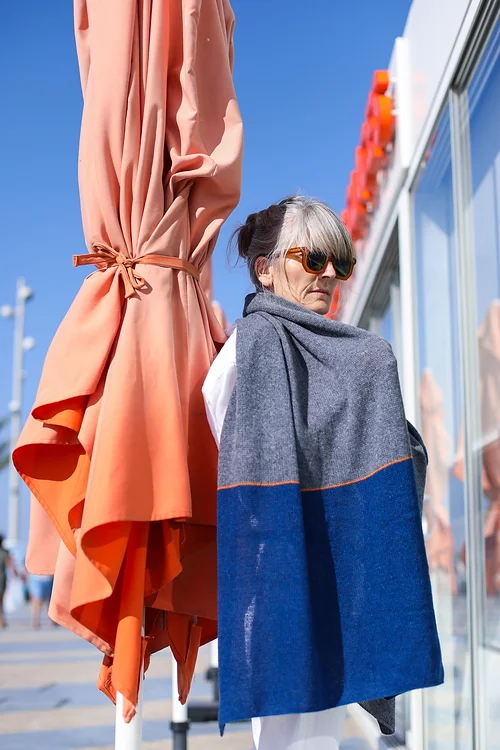 Maison Me Oh! : Echarpe pur cachemire gris flanelle / ligne orange pop / outremer