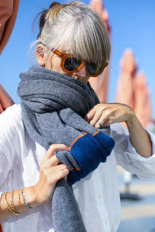 Echarpe pur cachemire gris flanelle / ligne orange pop / outremer - Image 2