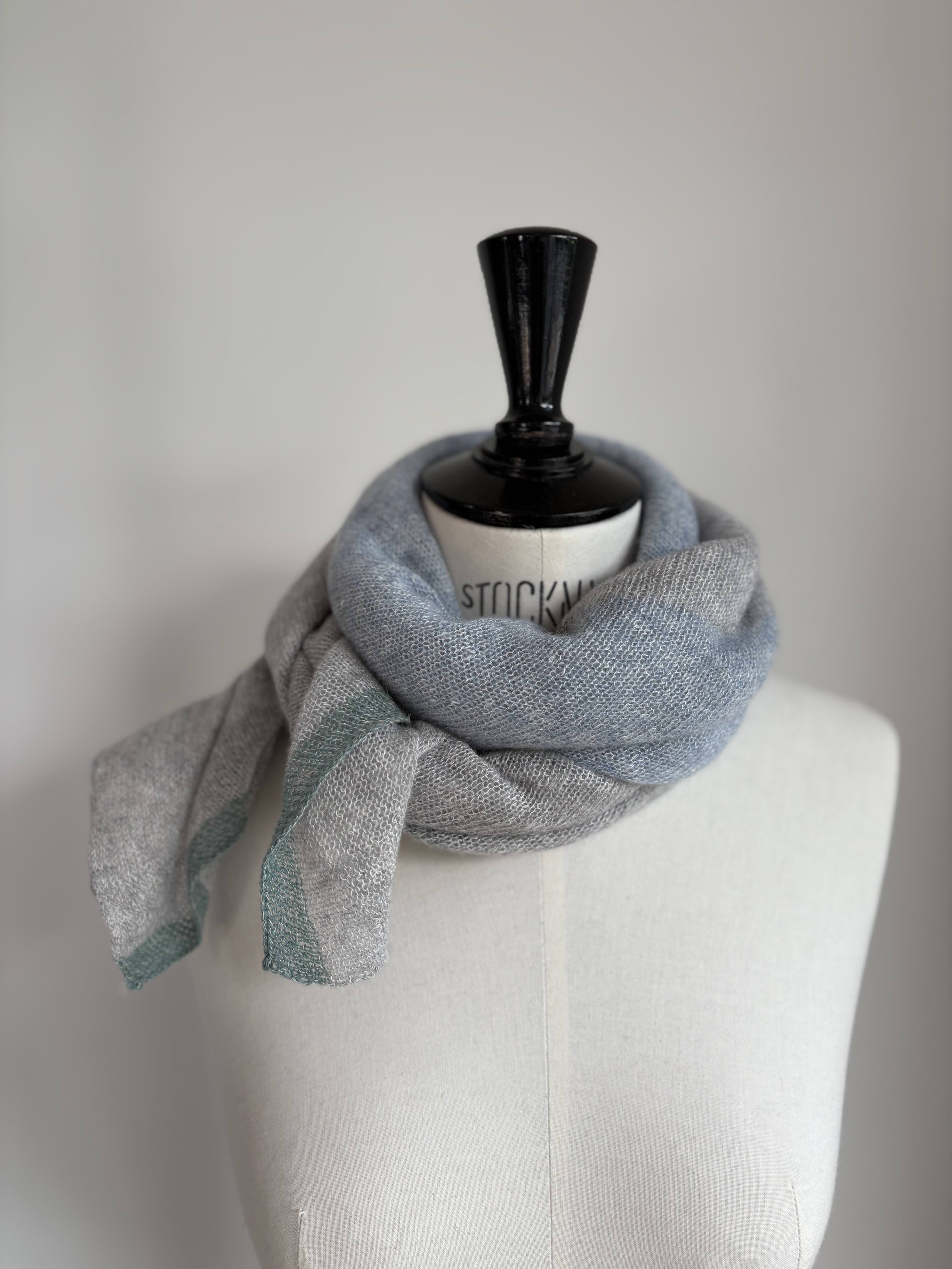 Carré cachemire et lin rayures 3 tons bleu ciel / gris brume / céladon – Image 3