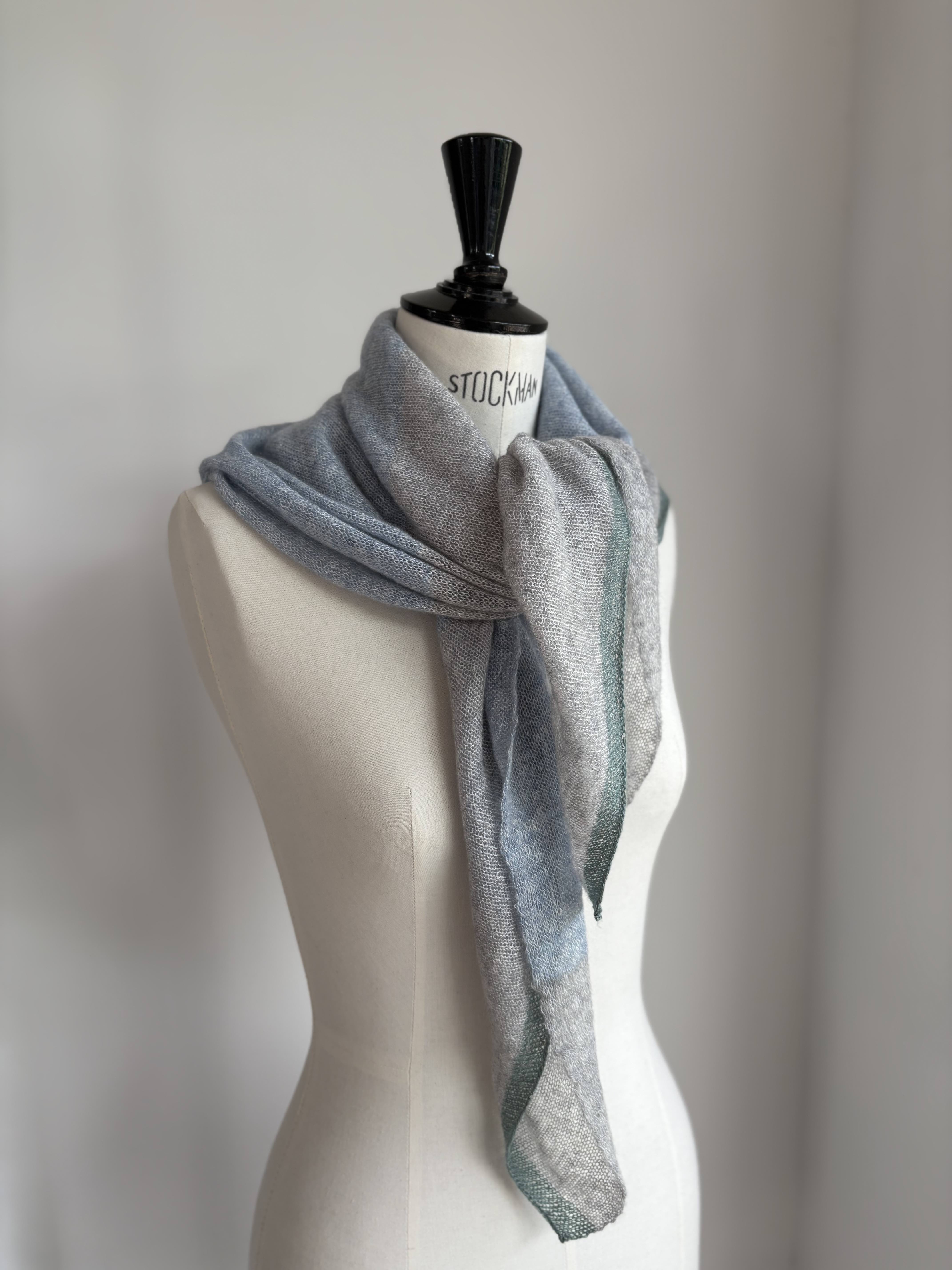 Carré cachemire et lin rayures 3 tons bleu ciel / gris brume / céladon – Image 4