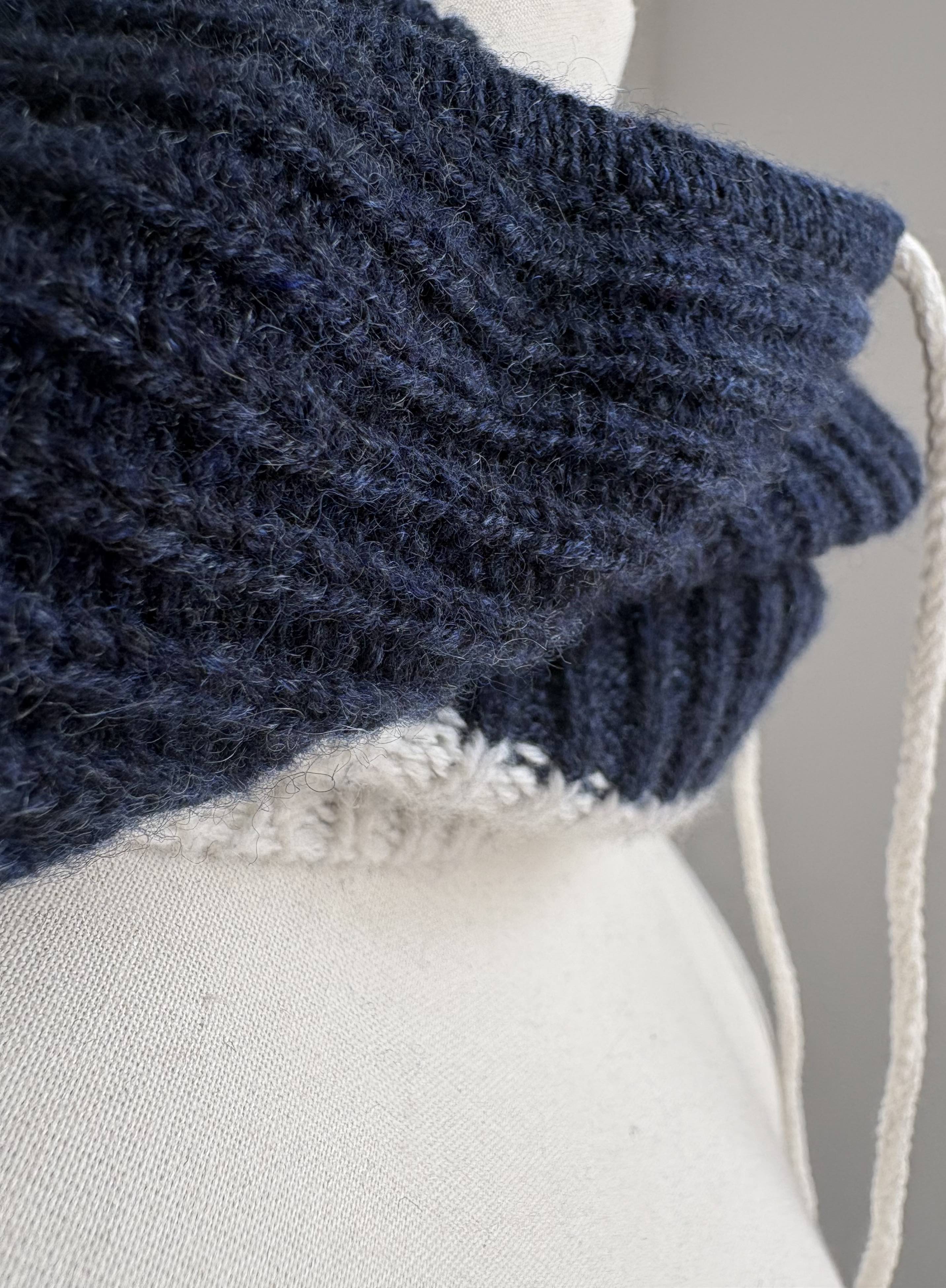 Balaclava capuche / cagoule pur cachemire côtes bicolore marine chiné anthracite / blanc glacier – Image 3