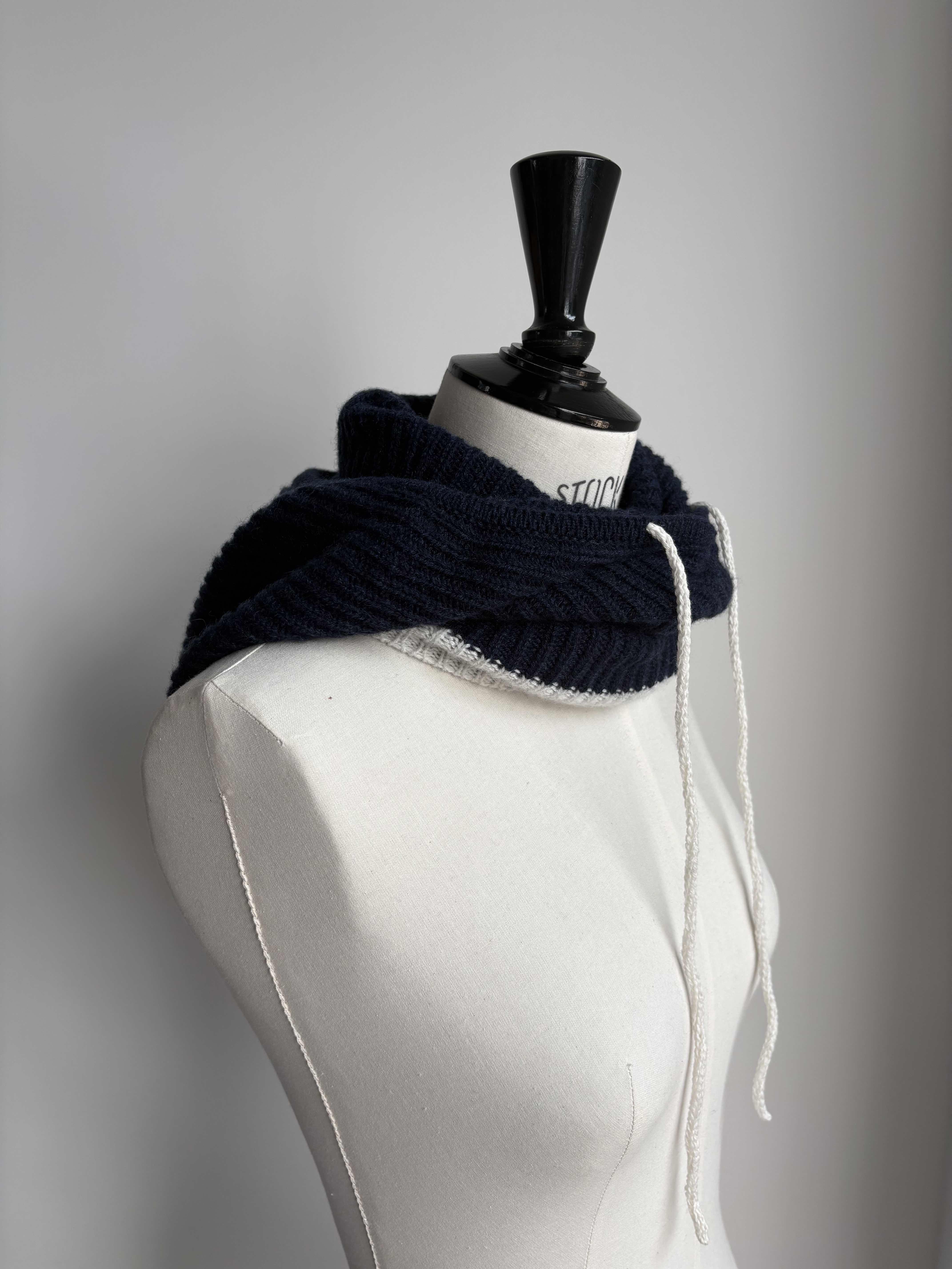 Balaclava capuche / cagoule pur cachemire côtes bicolore marine chiné anthracite / blanc glacier – Image 5