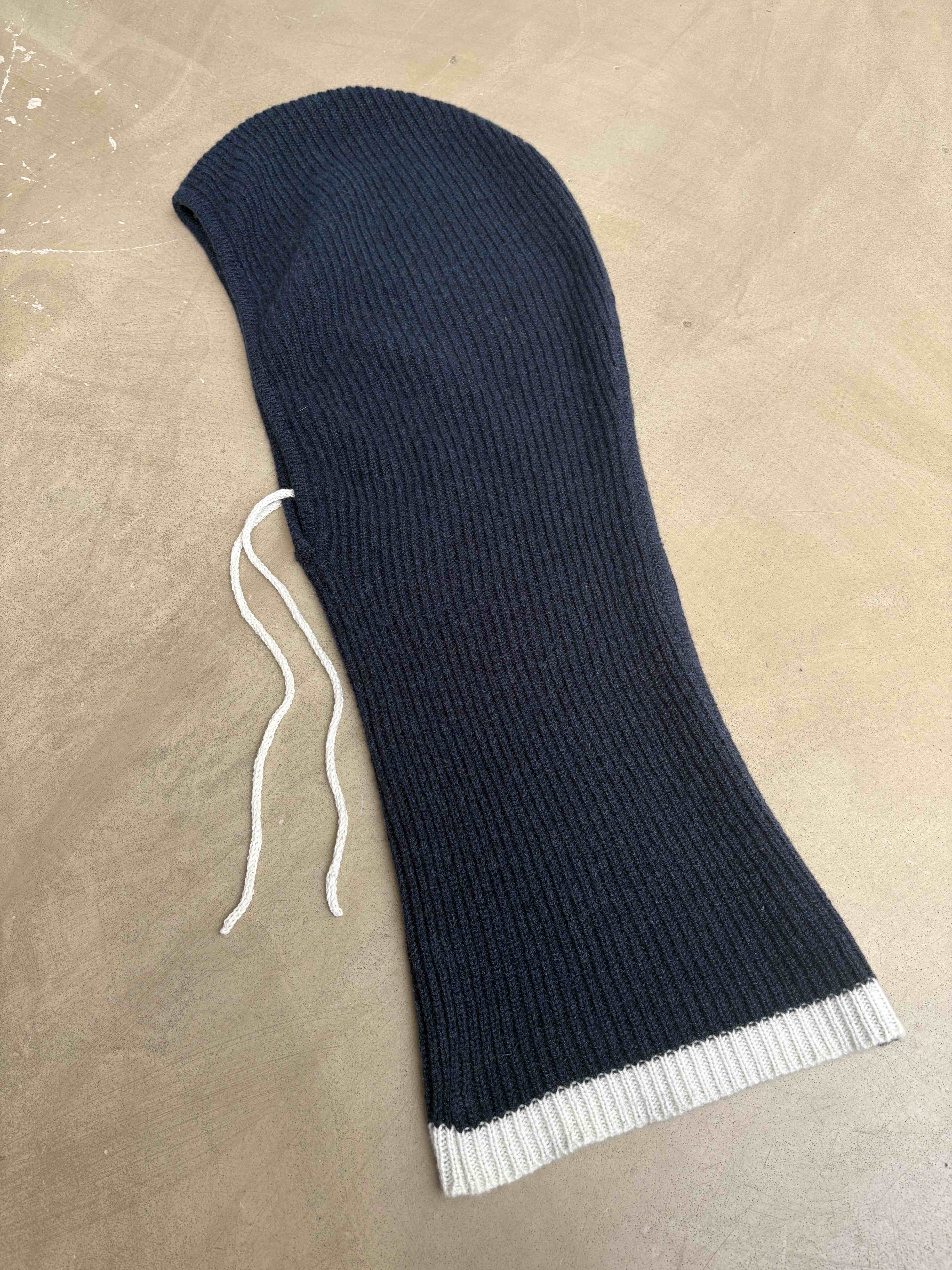 Balaclava capuche / cagoule pur cachemire côtes bicolore marine chiné anthracite / blanc glacier – Image 7