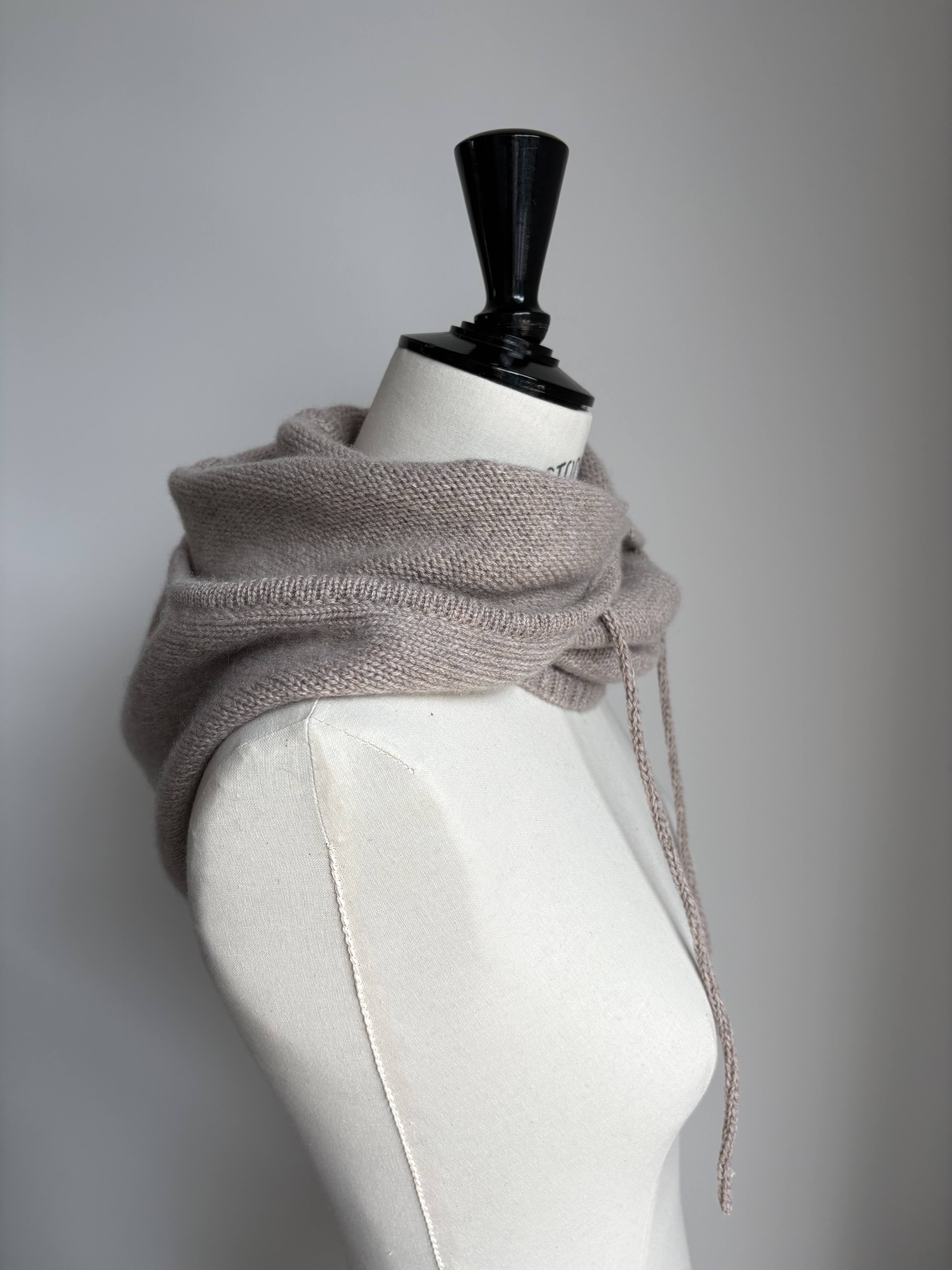 Balaclava capuche / cagoule pur cachemire jersey uni beige poussière de Lune – Image 7
