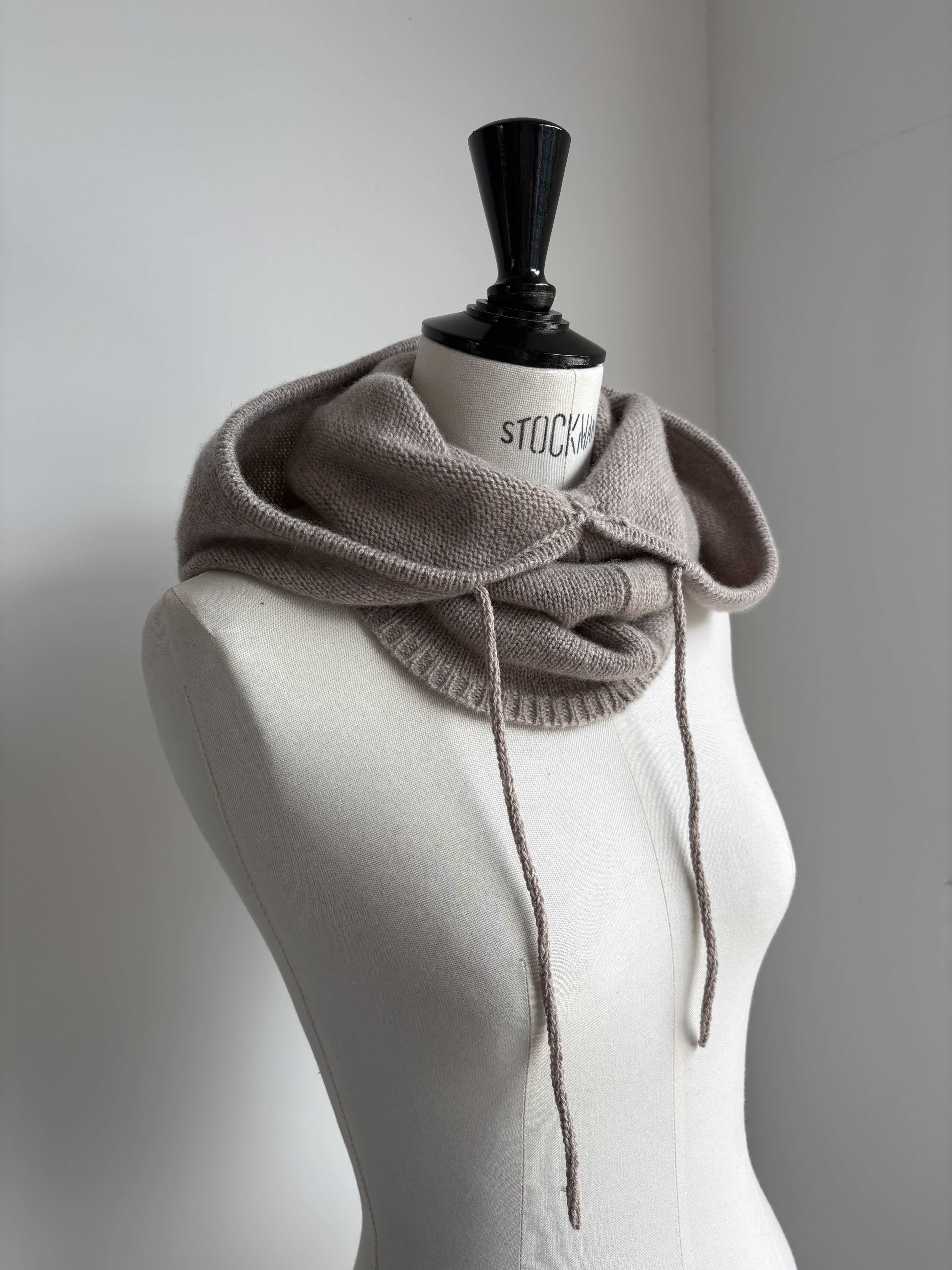 Balaclava capuche / cagoule pur cachemire jersey uni beige poussière de Lune – Image 3