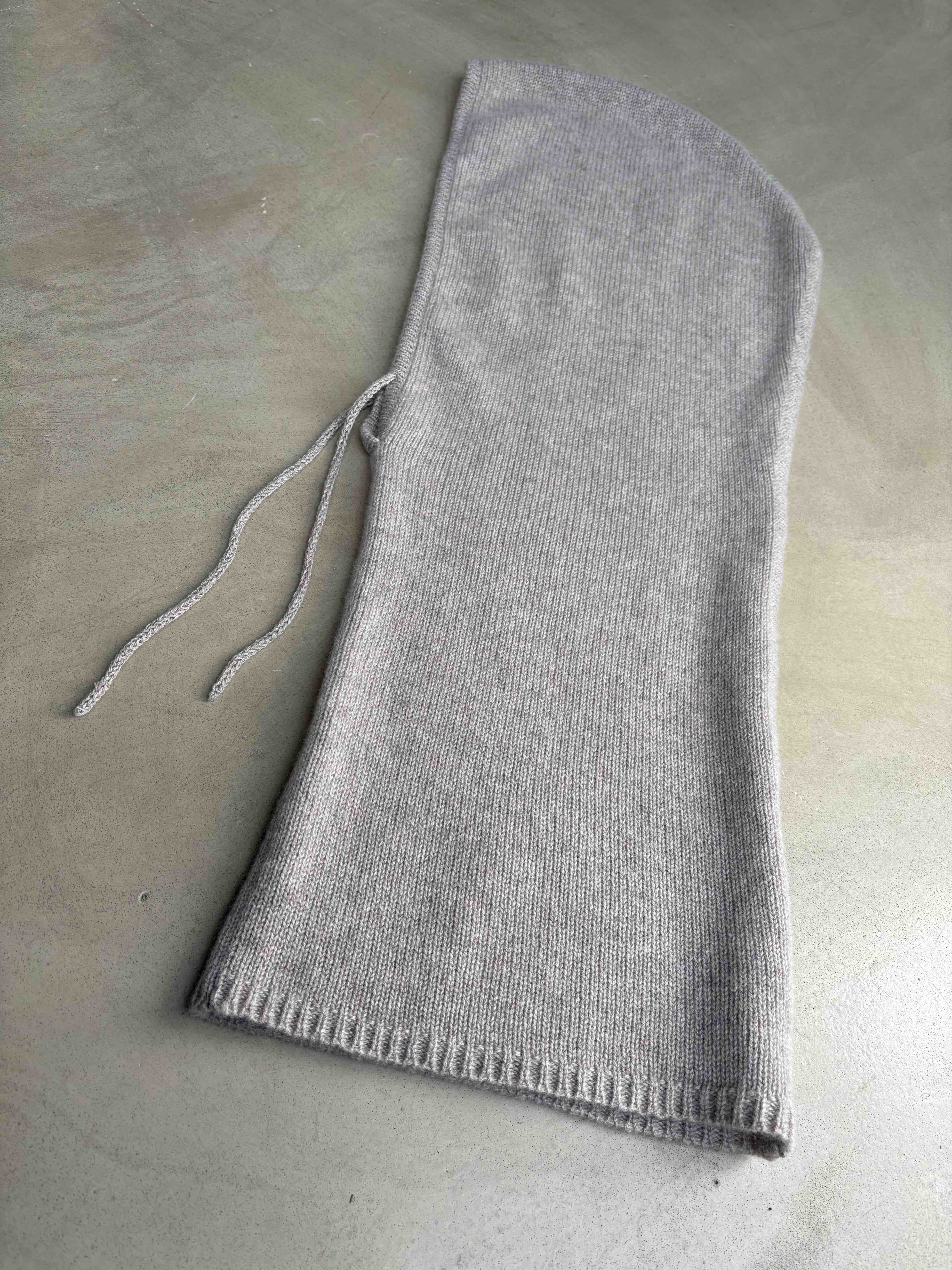 Balaclava capuche / cagoule pur cachemire jersey uni beige poussière de Lune – Image 5