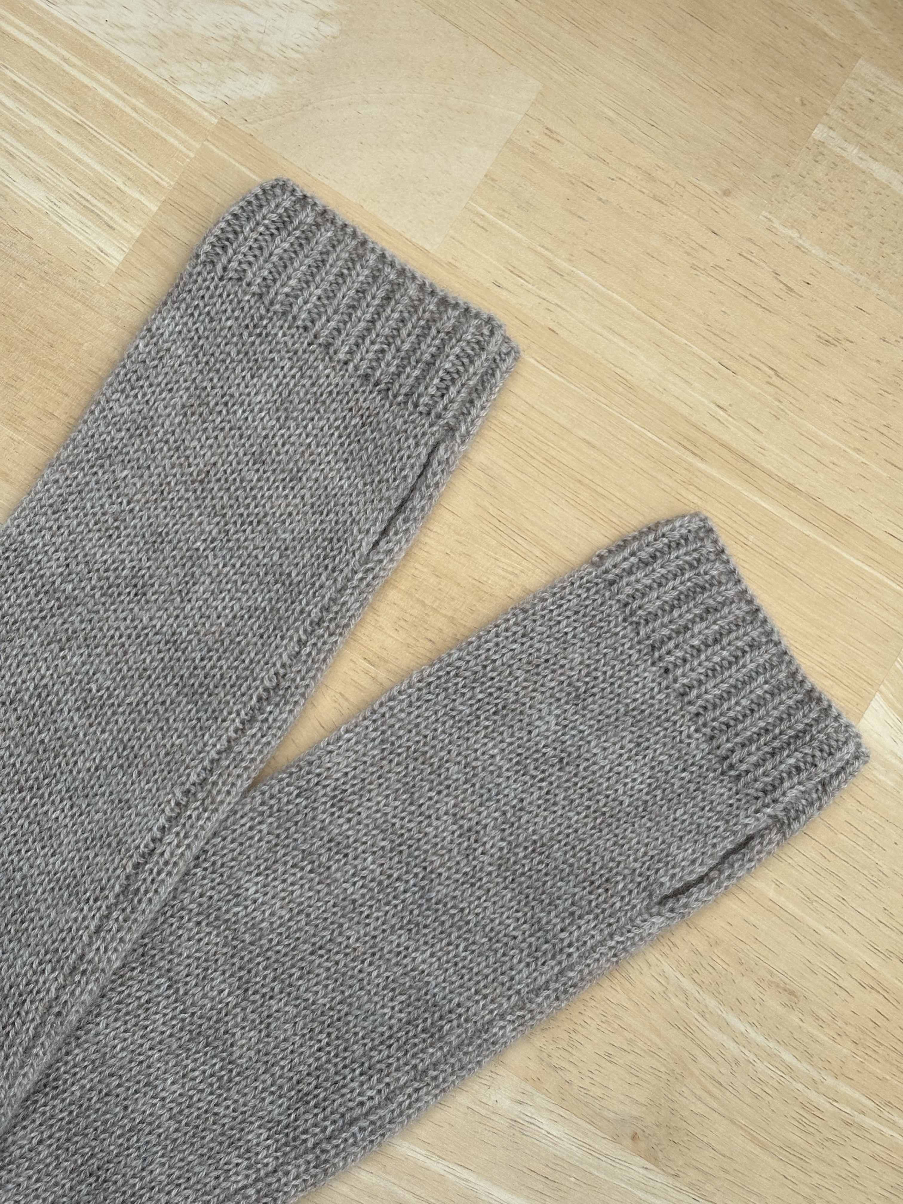 Mitaines longues pur cachemire beige poussière de Lune – Image 2