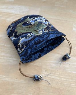 Pochette kinchaku japonais motifs carpe céladon indigo or / vague