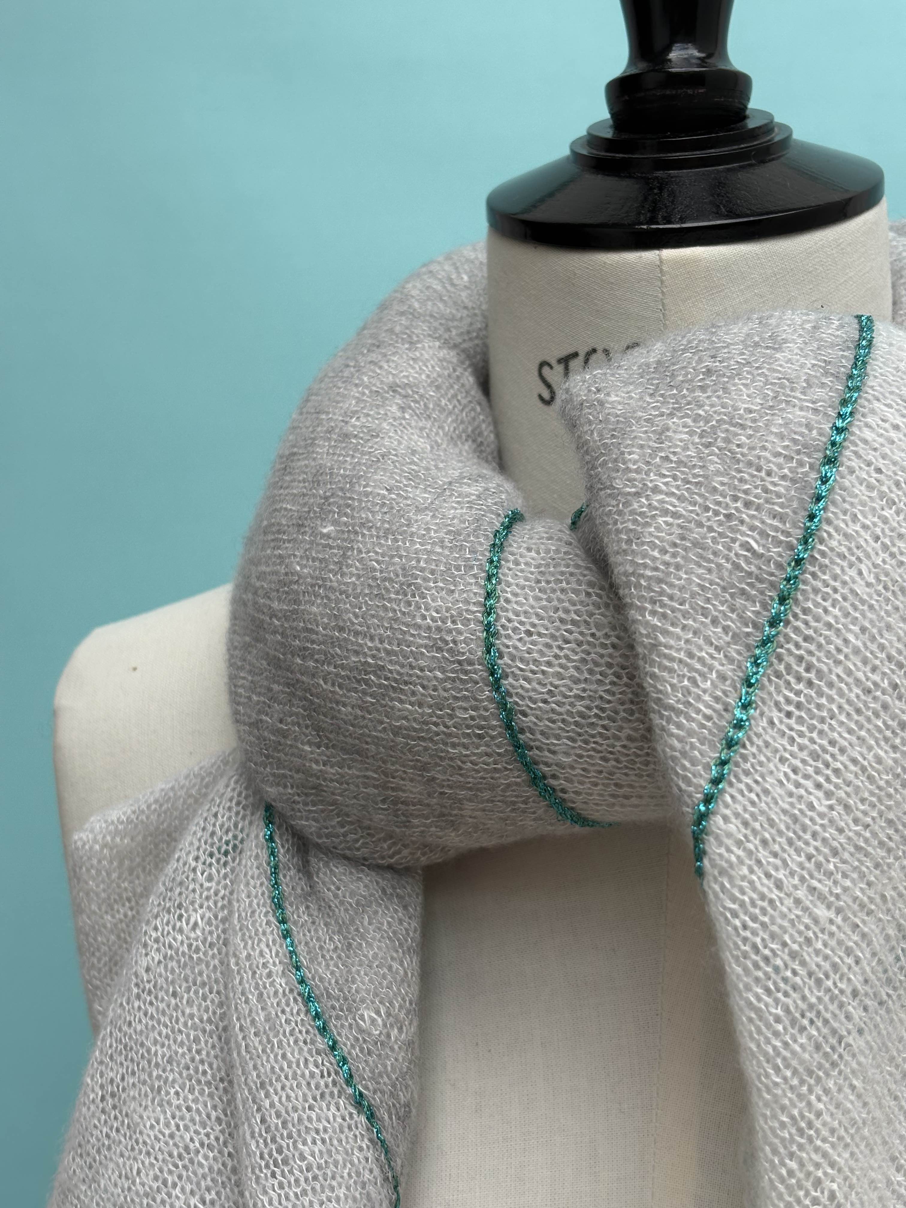 Echarpe carré double cachemire et lin gris pâle / gris brume / lurex turquoise - Image 2