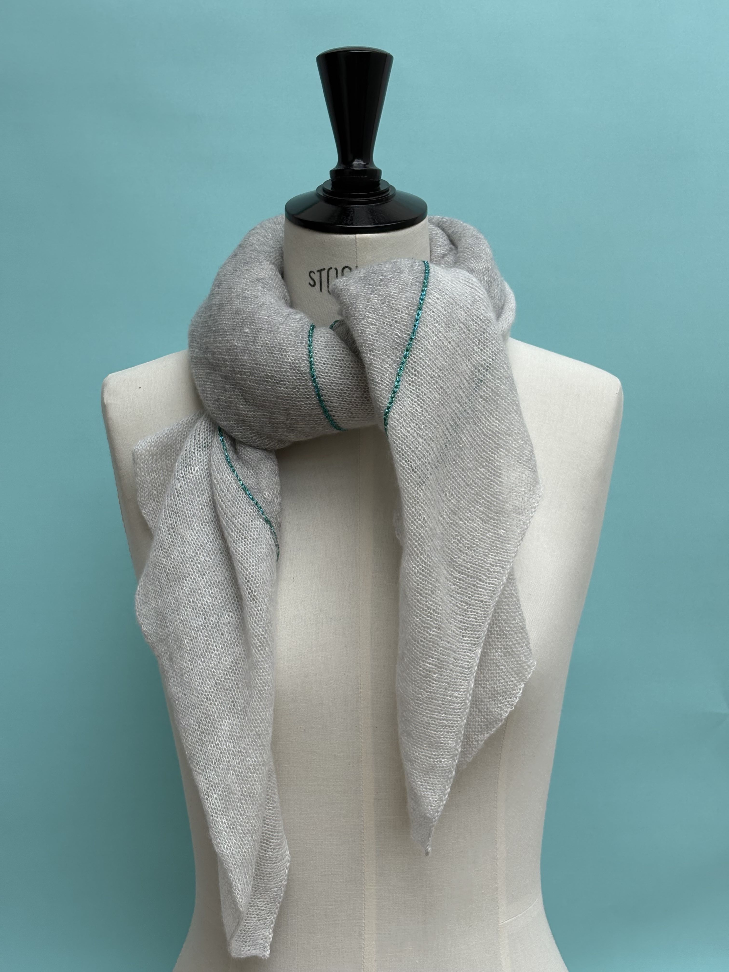 Echarpe carré double cachemire et lin gris pâle / gris brume / lurex turquoise - Image 5