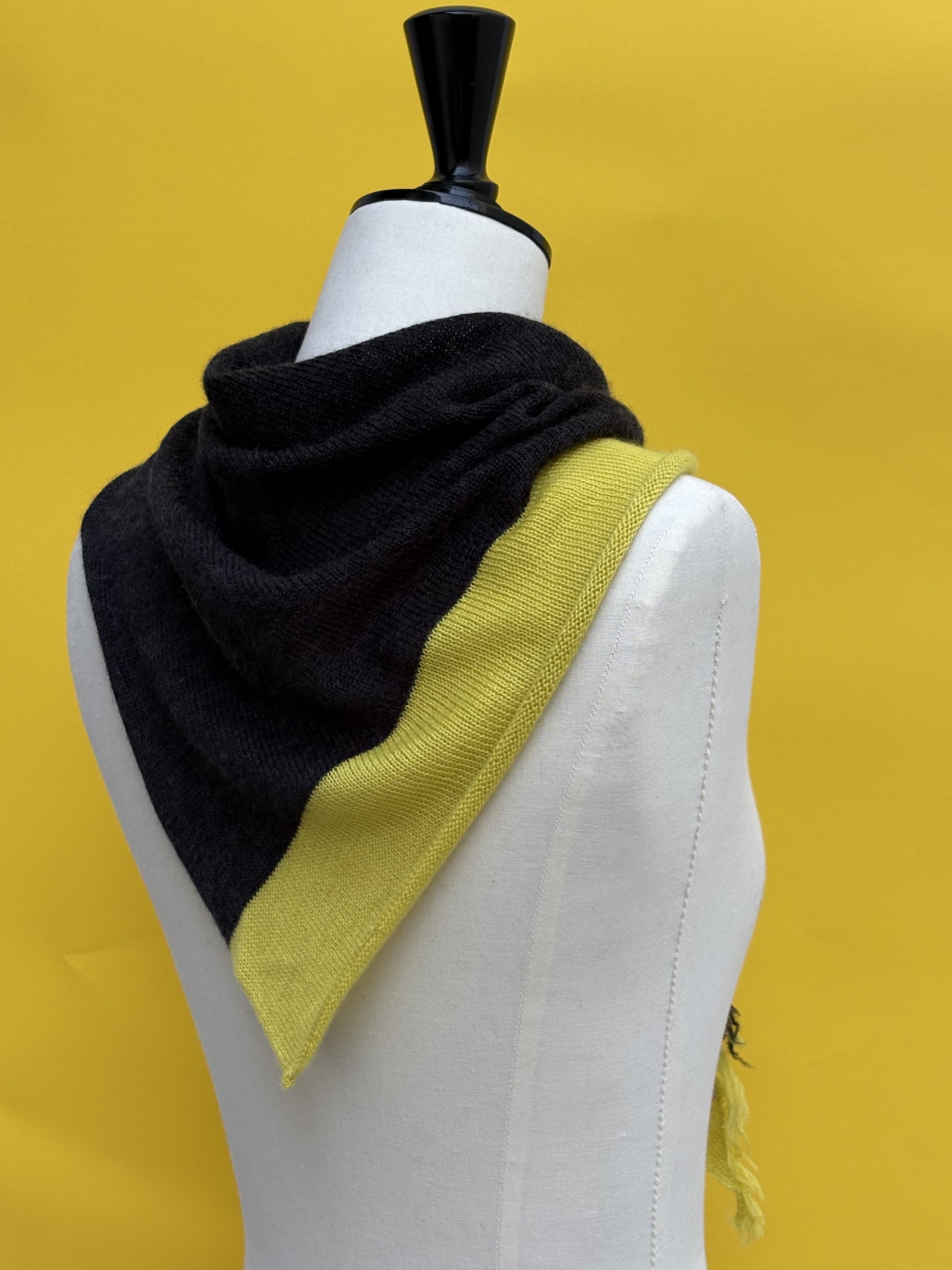 Maison Me Oh! : foulard écharpe gris charbon / jaune citron - Fabrication artisanale en France - Haut de gamme - Ethique - Pièce unique