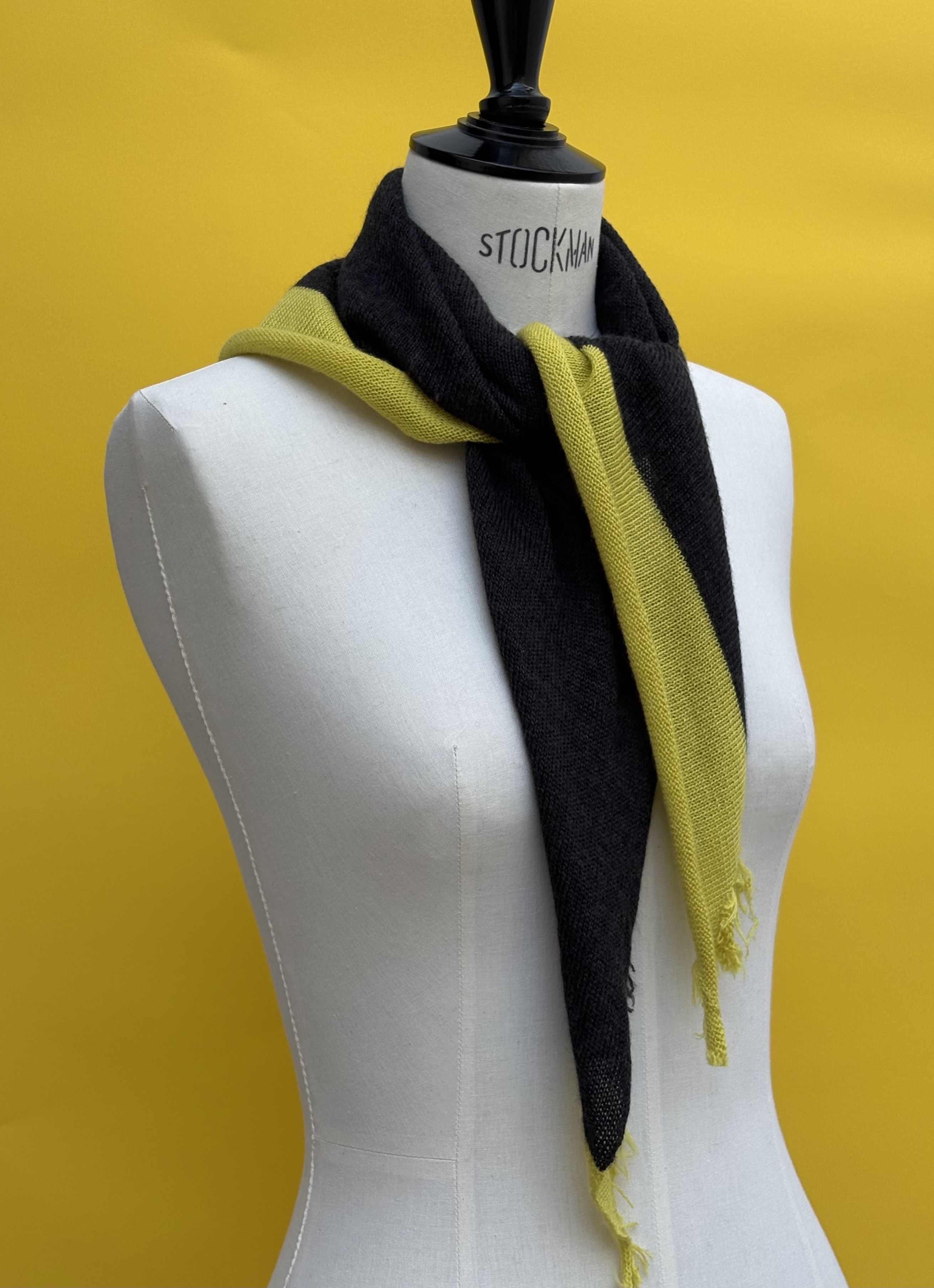 Foulard écharpe cachemire peigné gris charbon / jaune citron – Image 2