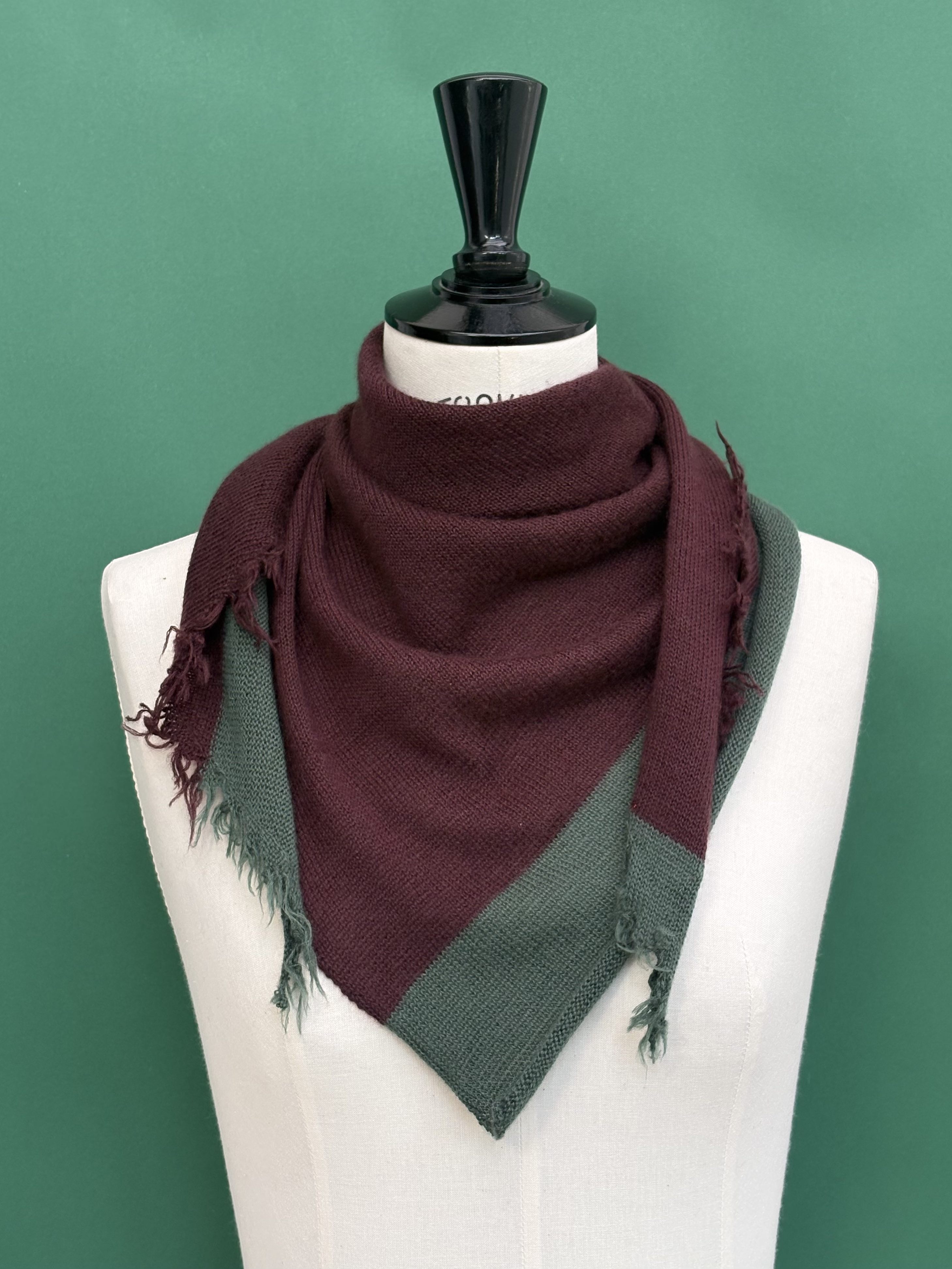 Maison Me Oh! : Foulard écharpe cachemire peigné bordeaux prune / vert mousse - Fabrication artisanale en France - Haut de gamme - Ethique - Pièce unique