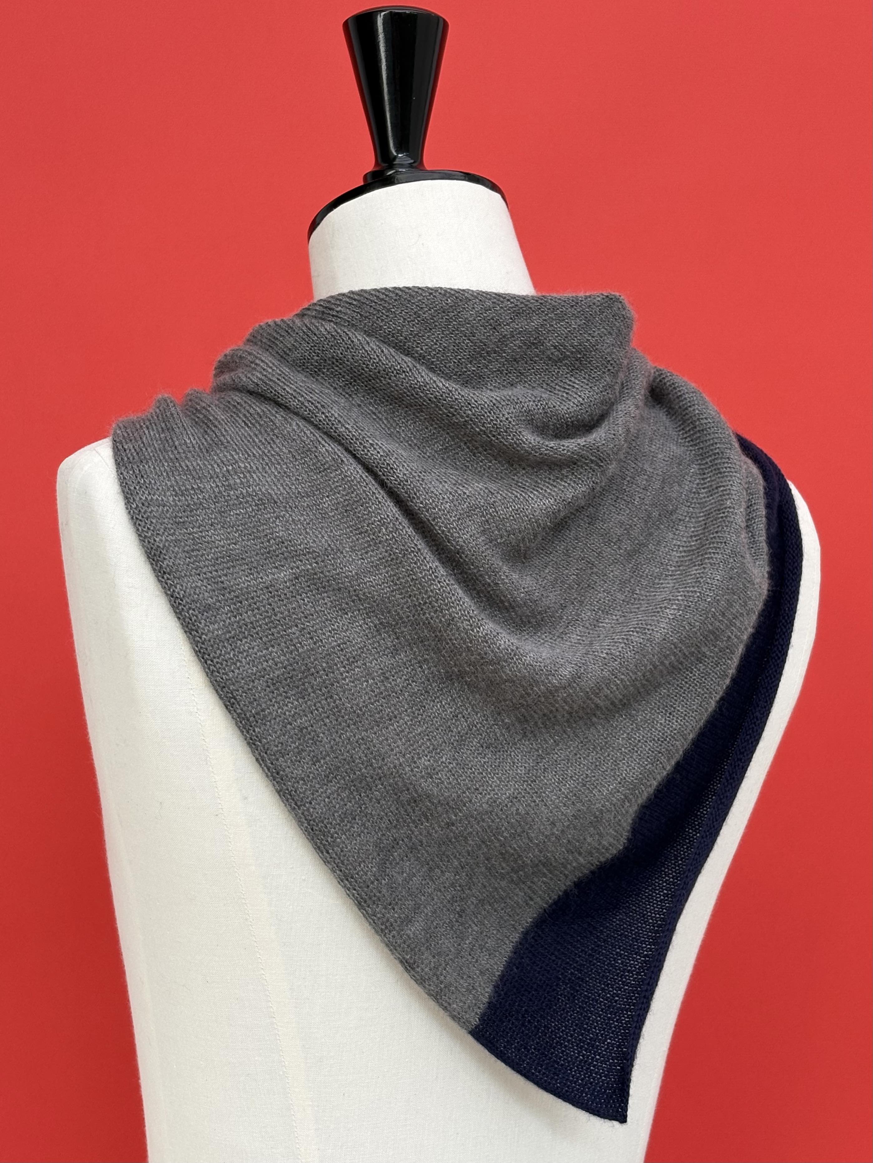 Foulard écharpe cachemire peigné gris souris / bleu marine - Image 3