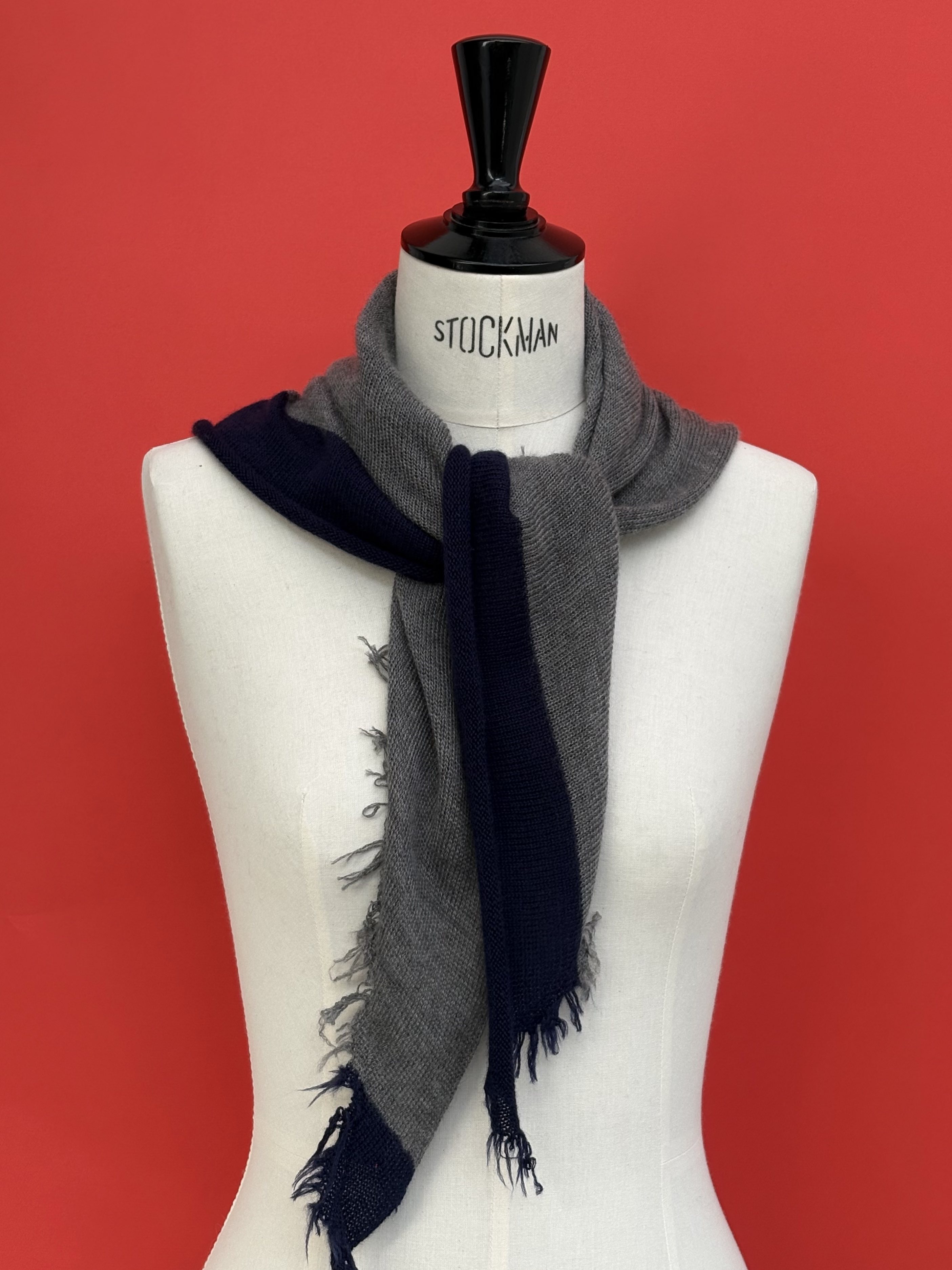 Foulard écharpe cachemire peigné gris souris / bleu marine - Image 4