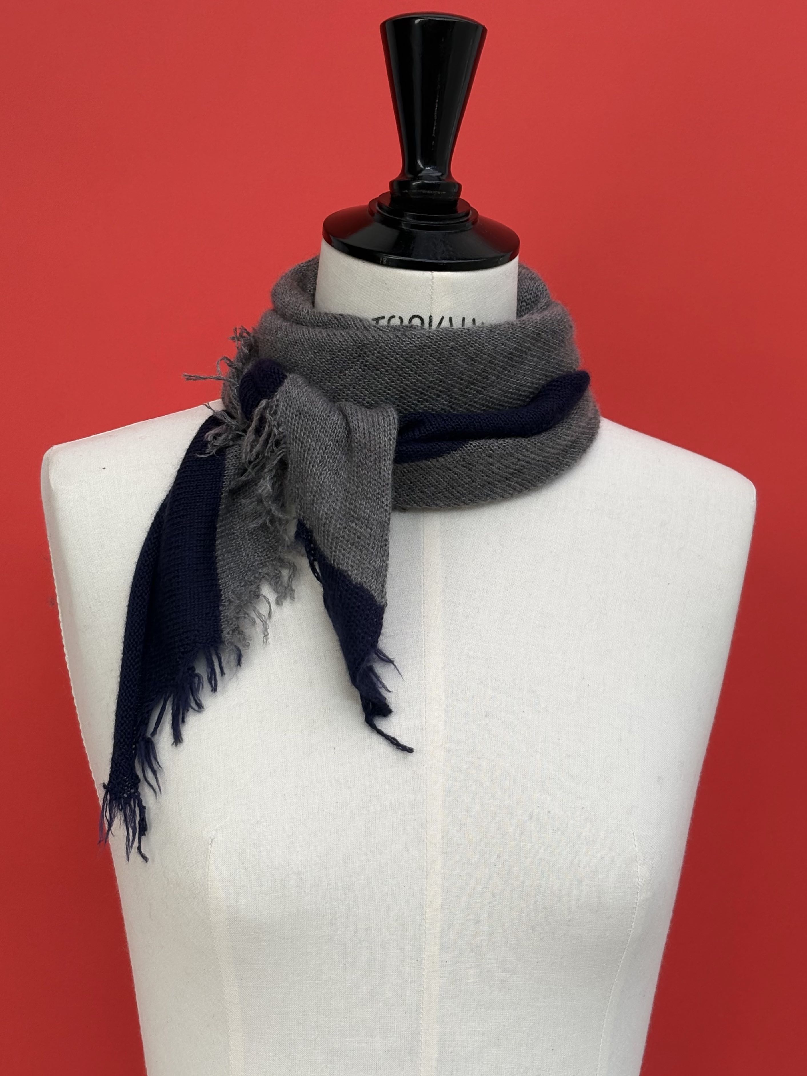 Maison Me Oh! : Foulard écharpe cachemire peigné gris souris / bleu marine - Fabrication artisanale en France - Haut de gamme - Ethique - Pièce unique