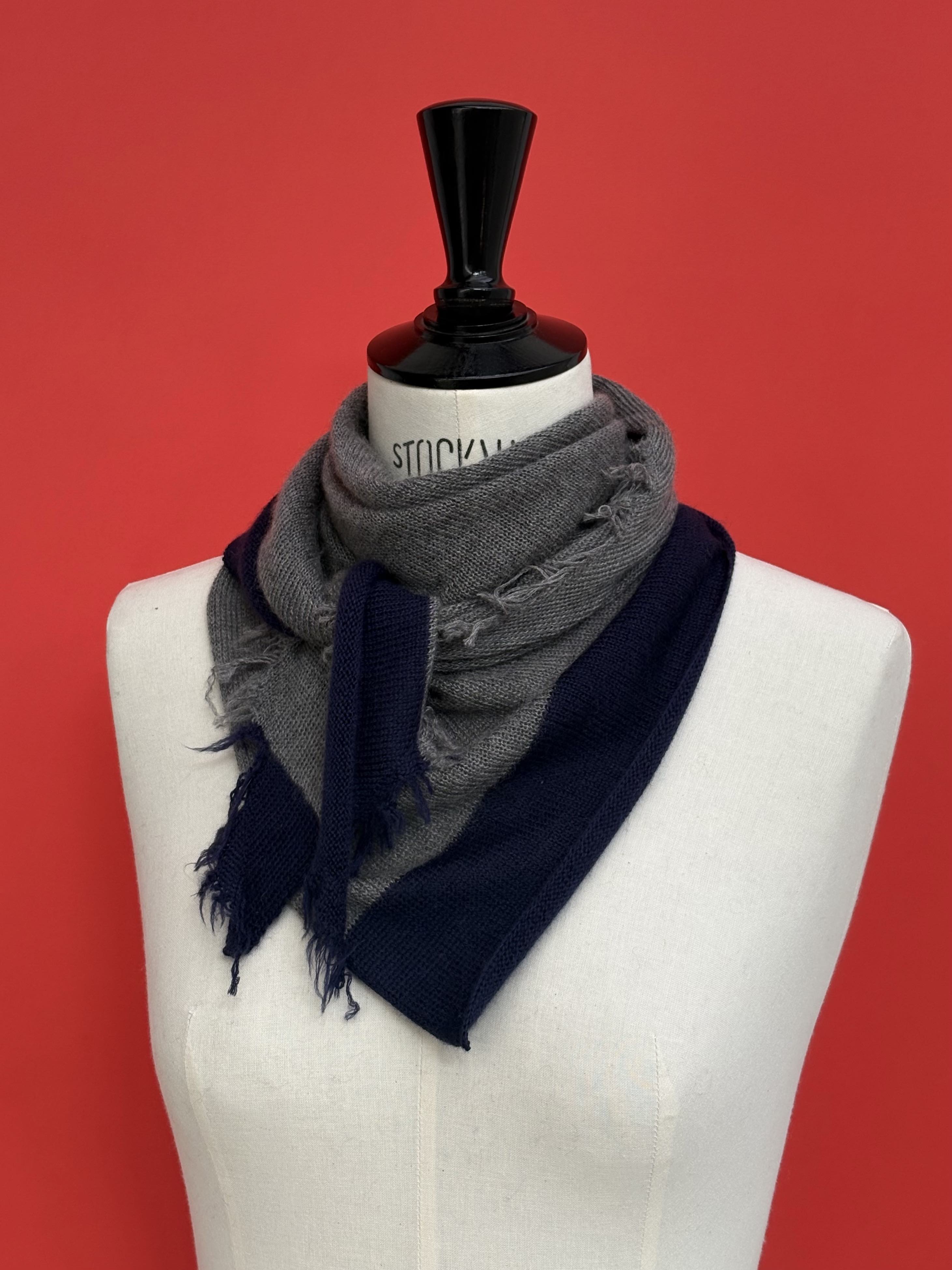 Foulard écharpe cachemire peigné gris souris / bleu marine - Image 2
